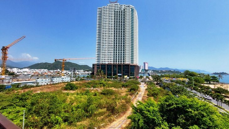 Chủ dự án khu dân cư Cồn Tân Lập (TP Nha Trang) đã bán căn hộ cho hàng trăm khách hàng "góp vốn đầu tư" tại khu đất thương mại TM1 (hiện vẫn để hoang, giáp khu TM2 đã xây khách sạn căn hộ Mường Thanh Khánh Hòa) - Ảnh: PHAN SÔNG NGÂN