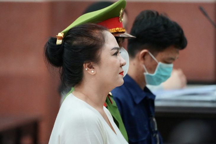 Bà Nguyễn Phương Hằng: 'Nói gì thì nói, không ai có thể cản tôi'- Ảnh 1. Bà Nguyễn Phương Hằng trả lời hội đồng xét xử phúc thẩm - Ảnh: HỮU HẠNH