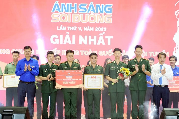 Ban Thanh niên Quân đội chiến thắng chung kết đội tuyển Ánh sáng soi đường 2023 - Ảnh: DƯƠNG TRIỀU