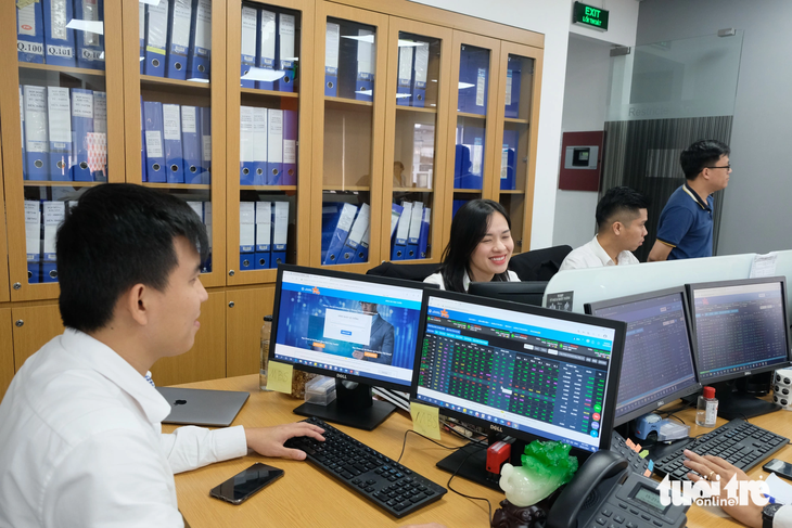 1,16 tỉ USD đổ vào sàn chứng khoán, tranh nhau mua cổ phiếu Vingroup - Ảnh 1. Thanh khoản thị trường chứng khoán tăng mạnh trong thời gian gần đây - Ảnh: BÔNG MAI