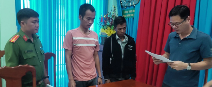 Tùng (áo hồng) và Thực (áo khoác đen) bị bắt vì mạo danh lãnh đạo tỉnh Đắk Nông để lừa đảo - Ảnh: H.LONG