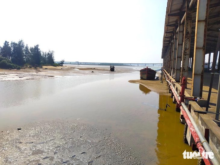 400 tỉ đồng Formosa bồi thường làm dự án, gia hạn thêm đến hết năm 2024- Ảnh 1. Cảnh bồi lấp tại cảng cá Xuân Hội (huyện Nghi Xuân, tỉnh Hà Tĩnh) - Ảnh: LÊ MINH