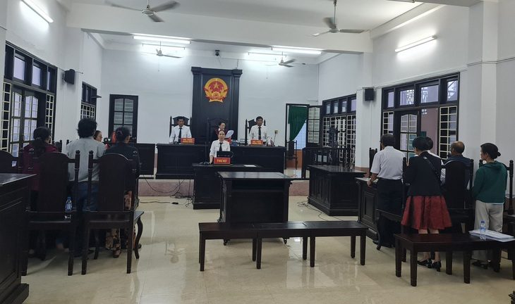 Quang cảnh phiên xử giành quyền nuôi mẹ chưa từng có trong lịch sử ngành tòa án tỉnh Quảng Ngãi. Bản án có hiệu lực, hai bên luân phiên nhau trực tiếp nuôi mẹ 6 tháng - Ảnh: TRẦN MAI