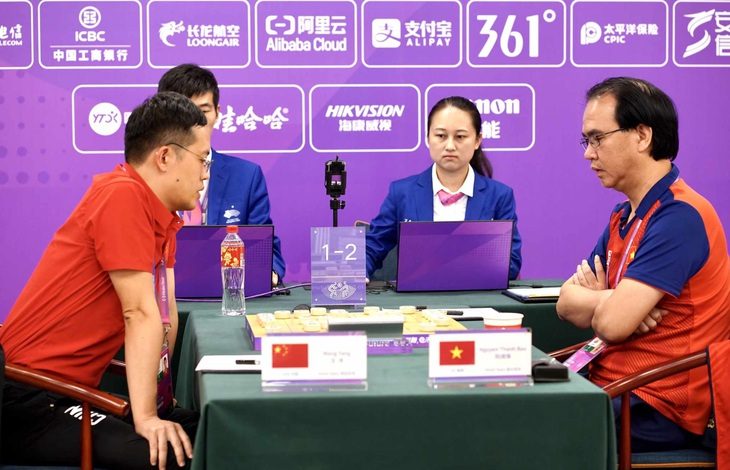 Cờ tướng đoạt HCB duy nhất trong ngày 1-10 cho Việt Nam tại Asiad 19 - Ảnh 1. Cờ tướng Việt Nam (phải) giành HCB đồng đội nam nữ tại Asiad 19 - Ảnh: QUÝ BẢNG