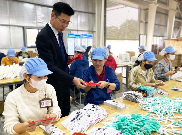 Lãnh đạo nhiều doanh nghiệp chúc Tết, lì xì năm mới cho người lao động - Ảnh: M.DUNG