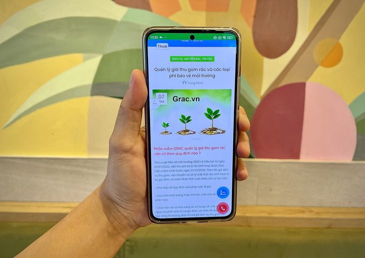 Bạn đọc ủng hộ đóng tiền rác qua app: Minh bạch, tránh tình trạng thu tháng 13- Ảnh 1. Từ ngày 1-7, người dân quận Bình Tân sẽ đóng tiền rác qua ứng dụng cho phường - Ảnh: CHÂU TUẤN