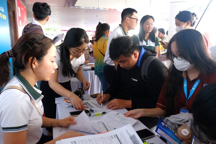 Các bạn trẻ tại TP.HCM tìm kiếm việc làm tại một ngày hội tuyển dụng lao động trước Tết Nguyên đán 2024 - Ảnh: VŨ THỦY